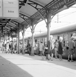 155074 Afbeelding van reizigers op een perron van het N.S.-station Utrecht C.S. te Utrecht met een internationale trein.